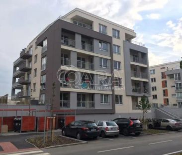 Částečně vybavený byt s balkonem, sklepem, komorou garážovým stáním - Photo 3