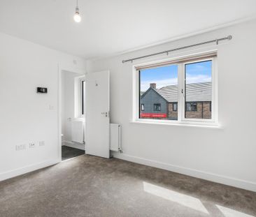 3 bedroom end of terrace house to rent - Photo 2