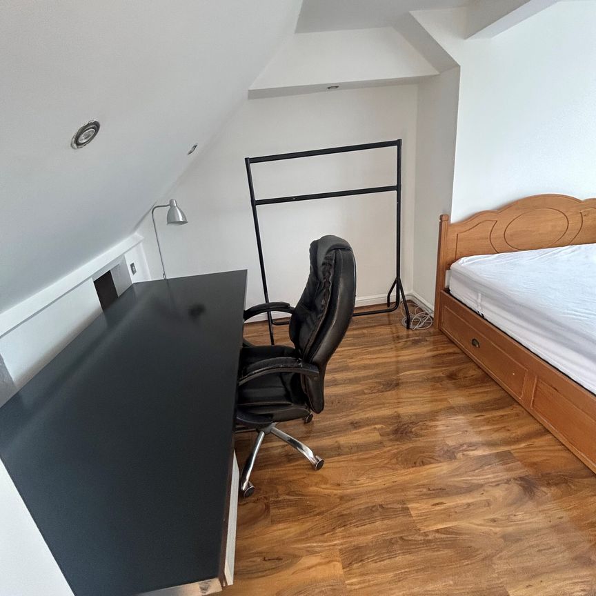 Church Rise, Chessington - Photo 1