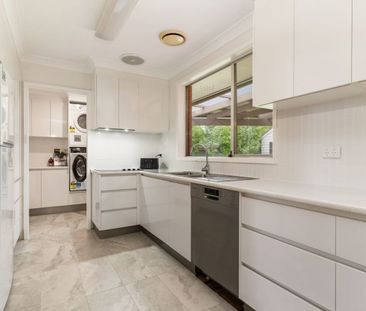 Comfortable Three Bedroom Family Home - Photo 4