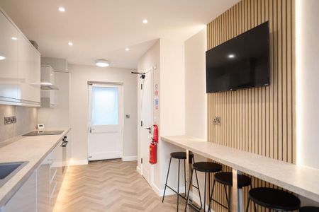 5 bedroom semi-detached house to rent - Photo 2