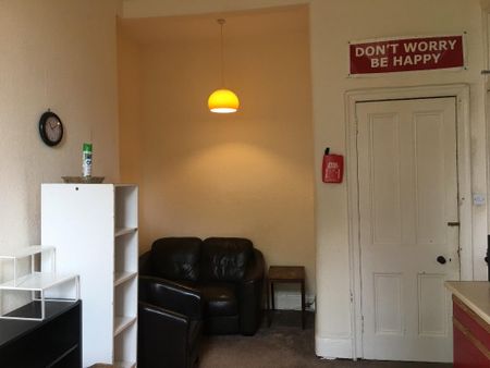 3 bedroom flat to rent - Photo 2