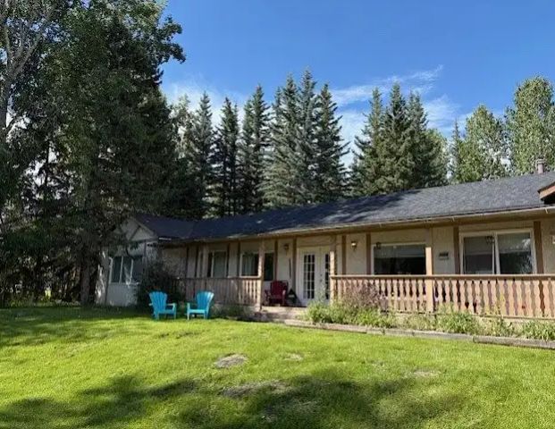 2BR Cozy Bungalow in Springbank — 2 Bedrooms House - Photo 1