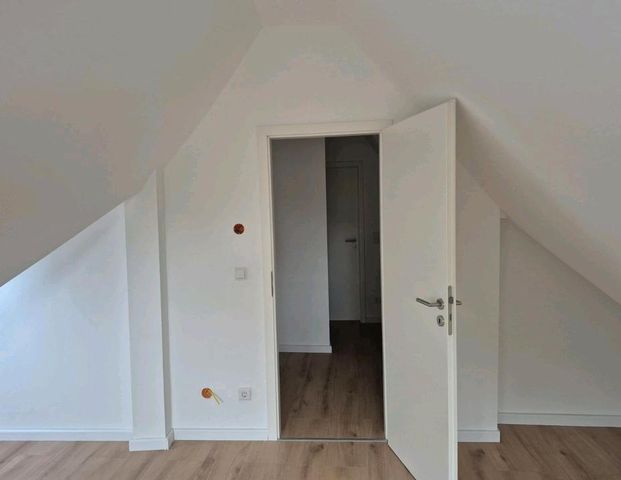 Schöne neu renovierte 2 Etagen Wohnung mit Balkon in Düsseldorf - Foto 1