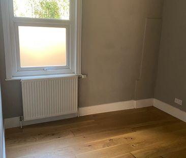2 Bed Flat, Henniker Gardens, E6 - Photo 3