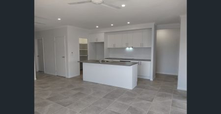 Open Home Monday, 15 December - 12pm-12.15pm | Brand New 4 bedroom family home - Available now! - Photo 5