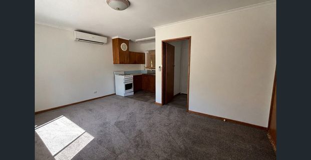 Low maintenance, easy living! - Photo 1