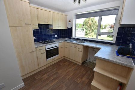 2 bedroom semi-detached bungalow to rent - Photo 4