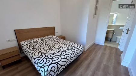 Rooms for rent in 8-bedroom apartment in L'Eixample - Photo 2