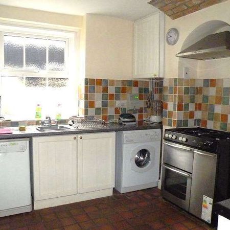 Fantastic house near town centre, hospital, shops and theatre, Yellow - Photo 3