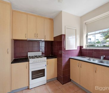 Freshly Painted Ground Floor Unit in Prime Maribyrnong Location - Photo 6