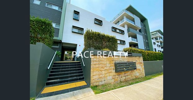 Modern One Bedroom Ground Floor Apartment with Big Courtyard!! - Photo 1