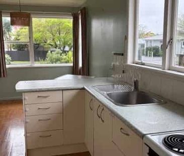 3 BEDROOM - GARAGE - SINGLE LEVEL - Photo 1