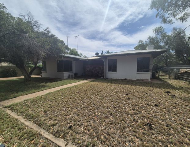 3 BEDROOM, 1 BATHROOM HOUSE IN BRAITLING WITH LARGE BACKYARD - Photo 1