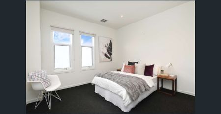 Stylish Low-Maintenance Townhouse - Photo 3