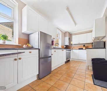 4 bedroom end of terrace house to rent - Photo 5