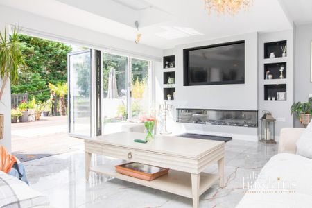 5 bedroom detached house to rent - Photo 2