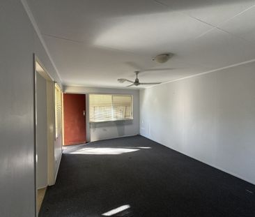 3 BEDROOM HOME - CENTRAL LOCATION! 1 Weeks Free Rent - Photo 2