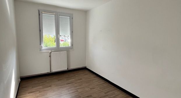 Appartement de type 4 comprenant entrée, séjour, cuisine fermée avec cellier attenant, 3 chambres, salle de bain avec baingoire, wc séparé. - Photo 1