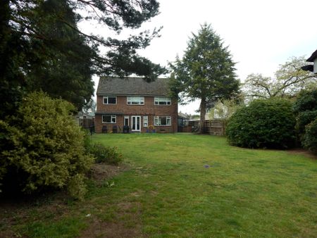 Hitherwood, Cranleigh, GU6 - Photo 2