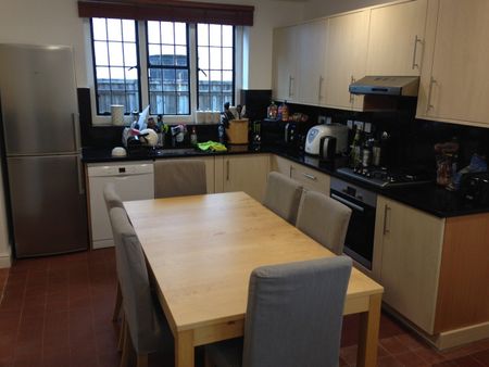 Bedsit, Very Near South Side The Common Area, W5 - Photo 3