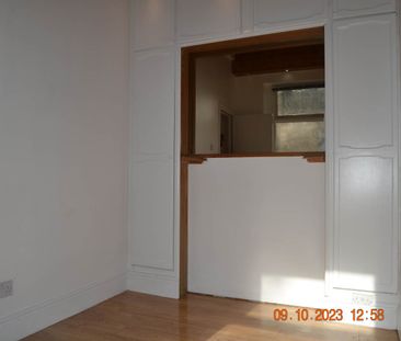 The Parade, Roath, Cardiff - Photo 1