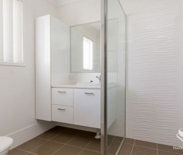 Impressive 4 Bedroom Townhouse - Photo 4