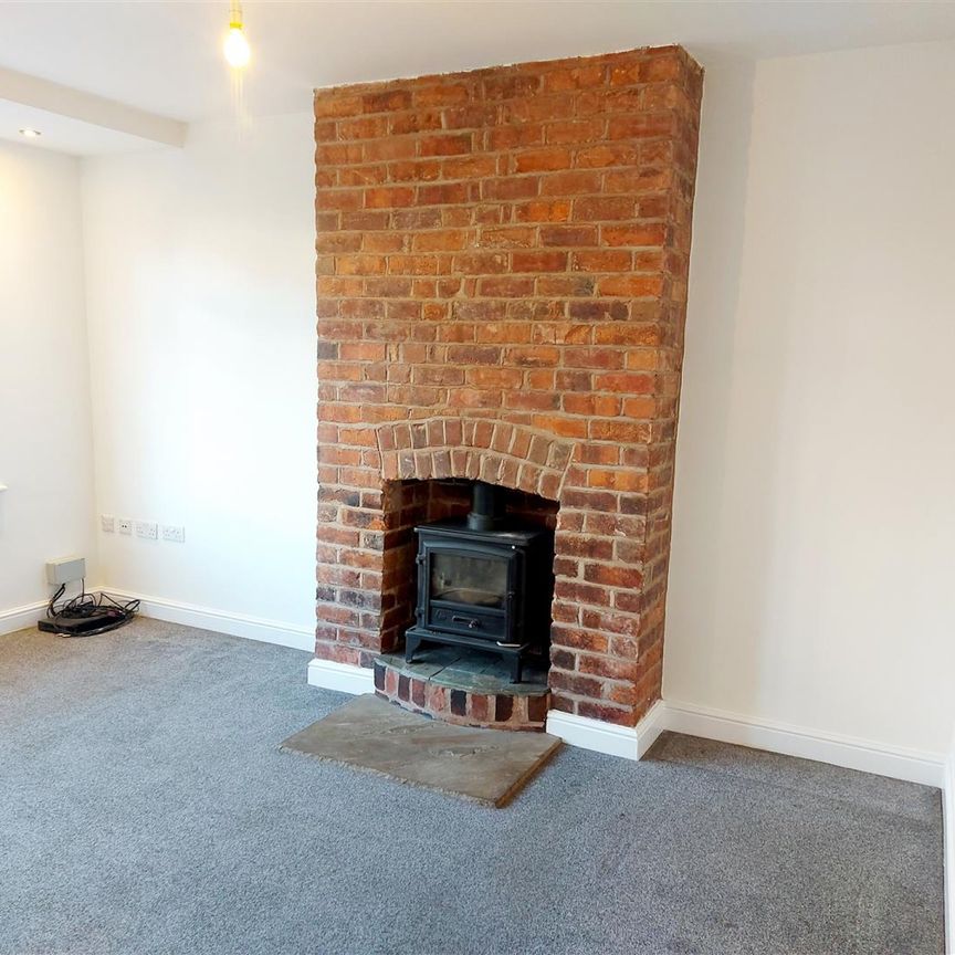 3 bedroom Semi-detached house to rent - Photo 1