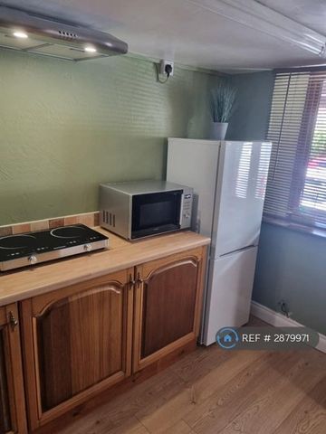 1 bedroom in a flat share to rent - Photo 4