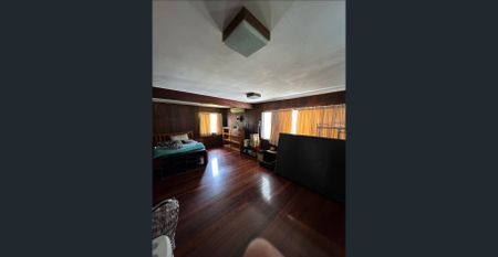 Large older style West Gladstone house with 4+ Bedrooms, Office, deck with views close to Hospital - Photo 4