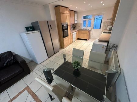 5 bedroom flat share to rent - Photo 5