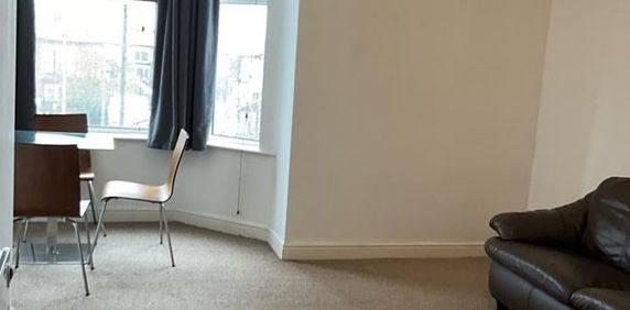 1 Bed Flat, Dickenson Road, M13 - Photo 2