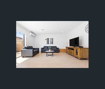 Stunning 3-Bedroom Townhouse in Prime Location! - Photo 1