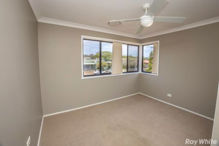 SPACIOUS 3 BEDROOM TOWNHOUSE!! - Photo 4