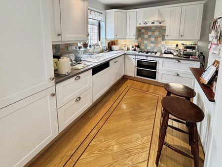 Gaynes Park Road, Upminster, RM14 - Photo 4