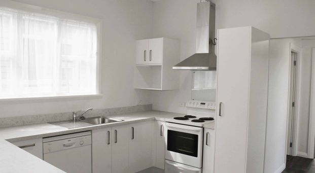 Spacious 4 bedroom home in St Kilda - Photo 1