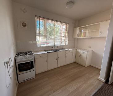 Neat & Convenient Living in the Heart of Northcote - Photo 4