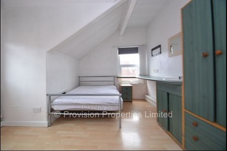 4 Bedroom Houses Hyde Park Leeds - Photo 2