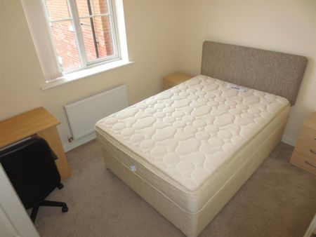 2 bedroom Flat To Let - Photo 2
