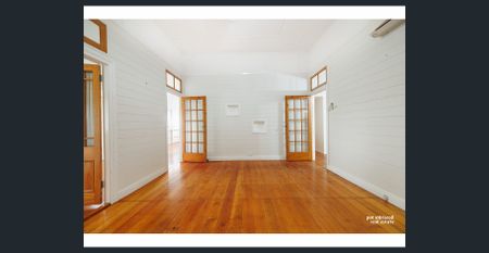 PRESTIGIOUS FAMILY HOME ON THE RANGE - Photo 2