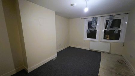 3 bedroom flat to rent - Photo 3