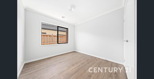 Modern Family Living in Clyde North - Photo 1