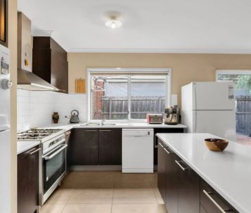 Spacious Family Home in Quiet Court Location! - Photo 4