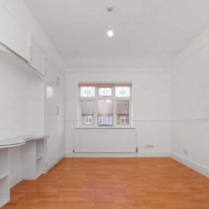 3 bedroom property to rent in London - Photo 1