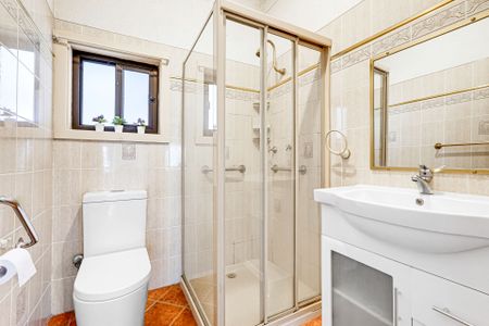 Three Bedroom Home In Prime Location! - Photo 4