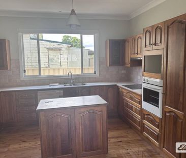 Large 4 bedroom home - Photo 5