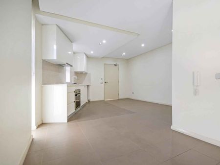 GROUND FLOOR STUDIO APARTMENT WITH A SUNDRENCHED COURTYARD - Photo 3
