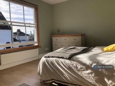 3 bedroom flat to rent - Photo 4