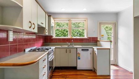 Family Haven: Sunny, Spacious & Superbly Locat... - Photo 2