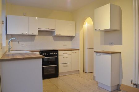 3 bedroom end of terrace house to rent - Photo 3